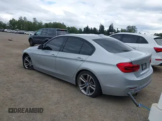 2017 BMW 3 Series 320i xDrive с VIN WBA8A3C36HK692592, выставлен на аукционе IAAI как лот 42218917 с пробегом 72 344 миль миль и . История ставок и продаж доступна на DreamBid. Изображение 3.