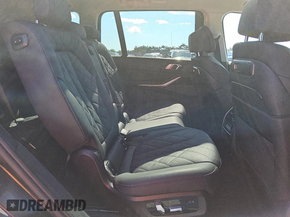 2024 BMW X7 xDrive40i z VIN 5UX23EM07R9V08996, wystawiony jako Copart lot #56997025 z przebiegiem 27 719 mil mil oraz Czysty tytuł • Clean title. Historia ofert i sprzedaży dostępna na DreamBid. Obrazek 11.
