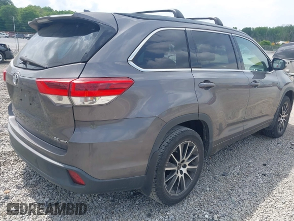 2018 Toyota Highlander SE z VIN 5TDJZRFH6JS495380, wystawiony jako IAAI lot #42427831 z przebiegiem 117 159 mil mil oraz . Historia ofert i sprzedaży dostępna na DreamBid. Obrazek 4.