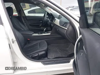 2014 BMW 3 Series 320i xDrive с VIN WBA3C3C51EP661285, выставлен на аукционе IAAI как лот 42260366 с пробегом 125 269 миль миль и . История ставок и продаж доступна на DreamBid. Изображение 5.