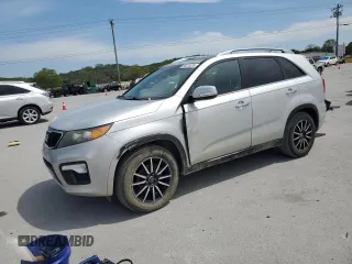 2012 Kia Sorento SX z VIN 5XYKW4A20CG230179, wystawiony jako Copart lot #53875205 z przebiegiem 132 387 mil mil oraz Czysty tytuł • Clean title. Historia ofert i sprzedaży dostępna na DreamBid. Obrazek 1.