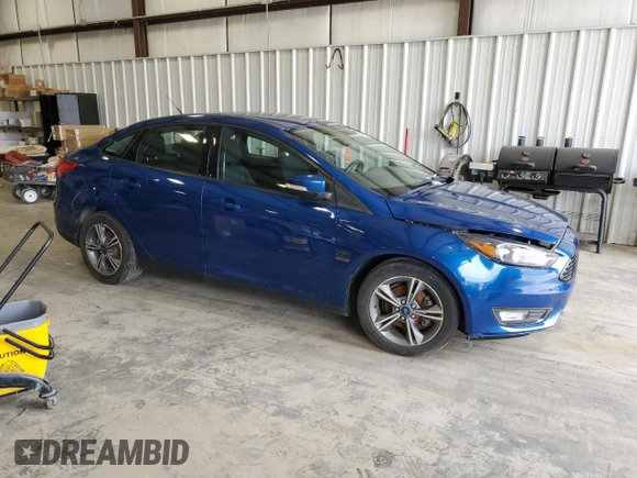 2018 Ford Focus SE z VIN 1FADP3FE2JL332464, wystawiony jako Copart lot #55649215 z przebiegiem 95 541 mil mil oraz Czysty tytuł • Clean title. Historia ofert i sprzedaży dostępna na DreamBid. Obrazek 4.
