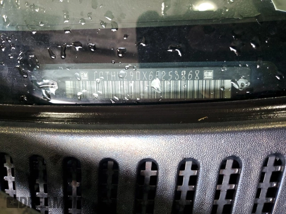 2006 GMC Sierra 2500HD SLT z VIN 1GTHK29DX6E253868, wystawiony jako Copart lot #72678614 z przebiegiem 215 767 mil mil oraz Szkoda całkowita • Salvage title. Historia ofert i sprzedaży dostępna na DreamBid. Obrazek 12.
