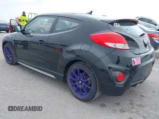 2013 Hyundai Veloster Turbo z VIN KMHTC6AE9DU097968, wystawiony jako IAAI lot #42307943 z przebiegiem 141 216 mil mil oraz . Historia ofert i sprzedaży dostępna na DreamBid. Obrazek 3.