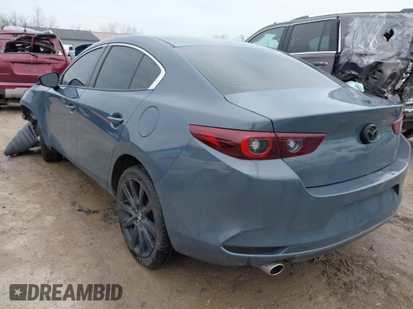 2022 Mazda 3 Carbon Edition z VIN 3MZBPACL2NM310491, wystawiony jako IAAI lot #41981966 z przebiegiem 50 314 mil mil oraz . Historia ofert i sprzedaży dostępna na DreamBid. Obrazek 3.