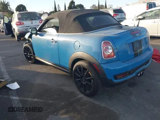 2013 MINI Roadster S z VIN WMWSY3C55DT594628, wystawiony jako IAAI lot #41316950 z przebiegiem 77 399 mil mil oraz . Historia ofert i sprzedaży dostępna na DreamBid. Obrazek 3.