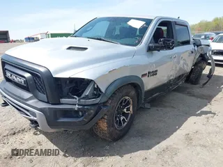 2015 Ram 1500 Rebel z VIN 1C6RR7YT0FS751334, wystawiony jako IAAI lot #41933040 z przebiegiem 167 336 mil mil oraz . Historia ofert i sprzedaży dostępna na DreamBid. Obrazek 18.