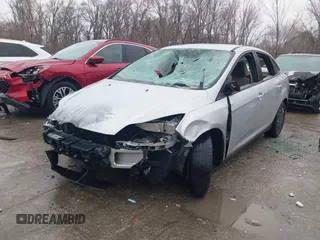 2013 Ford Focus SE z VIN 1FADP3F28DL107069, wystawiony jako IAAI lot #41412256 z przebiegiem 160 727 mil mil oraz . Historia ofert i sprzedaży dostępna na DreamBid. Obrazek 17.