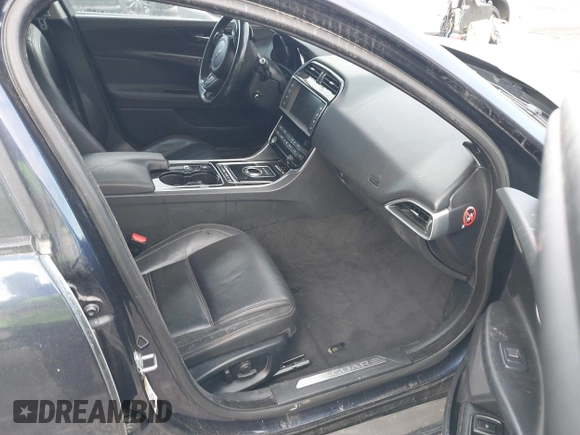 2017 Jaguar XE 25t Prestige z VIN SAJAE4BG7HA965131, wystawiony jako IAAI lot #41470414 z przebiegiem 131 300 mil mil oraz . Historia ofert i sprzedaży dostępna na DreamBid. Obrazek 5.