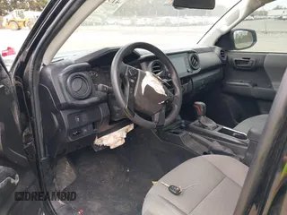 2022 Toyota Tacoma SR z VIN 3TYCZ5AN8NT096091, wystawiony jako IAAI lot #41966344 z przebiegiem 6 536 mil mil oraz . Historia ofert i sprzedaży dostępna na DreamBid. Obrazek 5.