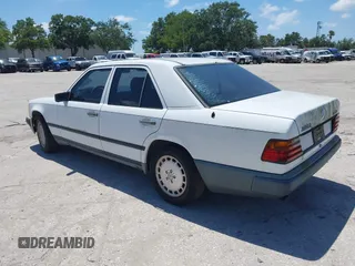 1987 Mercedes-Benz 300 z VIN WDBEB33D8HA427656, wystawiony jako IAAI lot #42281340 z przebiegiem 78 621 mil mil oraz . Historia ofert i sprzedaży dostępna na DreamBid. Obrazek 3.