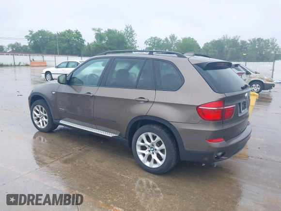 2012 BMW X5 35i z VIN 5UXZV4C51CL749379, wystawiony jako IAAI lot #42494275 z przebiegiem 137 768 mil mil oraz . Historia ofert i sprzedaży dostępna na DreamBid. Obrazek 3.