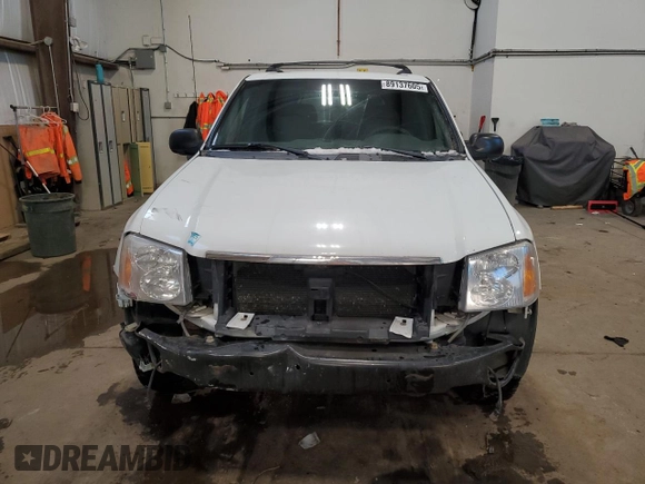 2004 GMC Envoy SLT with VIN 1GKDT13S042257444, listed as a Copart auction lot 89137605 with 301,920 mi miles and Salvage Title. Bid and sale history available at carsss.com. Image 5.