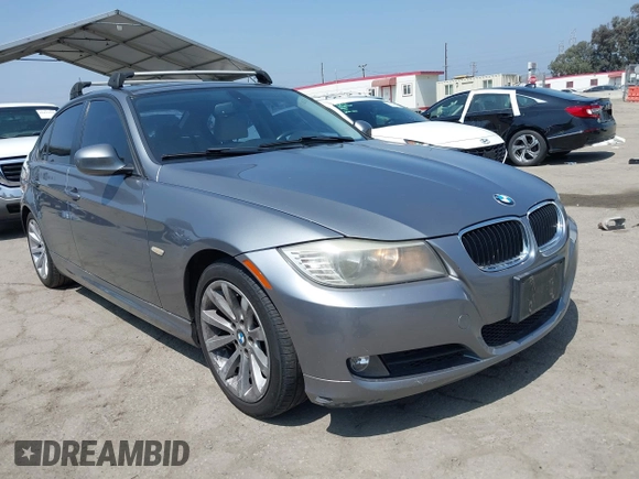 2011 BMW 3 Series 328i z VIN WBAPH5G58BNM81012, wystawiony jako IAAI lot #42429979 z przebiegiem 107 779 mil mil oraz . Historia ofert i sprzedaży dostępna na DreamBid. Obrazek 1.