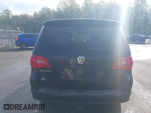 2011 Volkswagen Routan SE z VIN 2V4RW3DG3BR717246, wystawiony jako IAAI lot #42196697 z przebiegiem 155 375 mil mil oraz . Historia ofert i sprzedaży dostępna na DreamBid. Obrazek 16.