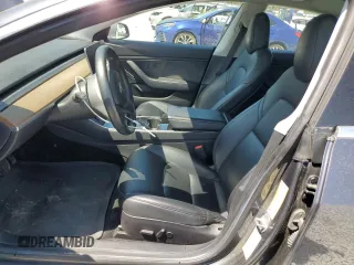 2019 Tesla Model 3 Mid Range z VIN 5YJ3E1EA7KF397524, wystawiony jako Copart lot #52696585 z przebiegiem 82 995 mil mil oraz Szkoda całkowita • Salvage title. Historia ofert i sprzedaży dostępna na DreamBid. Obrazek 7.
