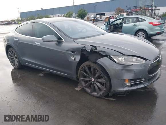 2013 Tesla Model S с VIN 5YJSA1CG5DFP06411, выставлен на аукционе IAAI как лот 41079914 с пробегом 266 968 миль миль и . История ставок и продаж доступна на DreamBid. Изображение 1.