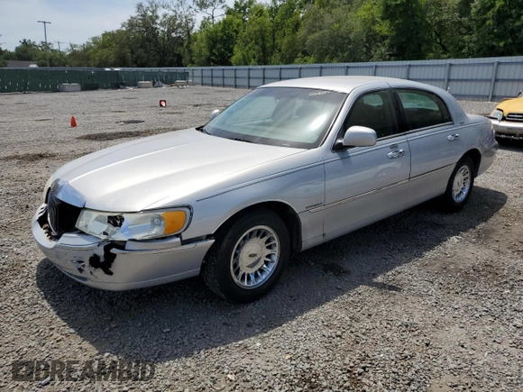 2002 Lincoln Town Car Signature z VIN 1LNHM82WX2Y668217, wystawiony jako Copart lot #53368085 z przebiegiem 457 481 mil mil oraz Szkoda całkowita • Salvage title. Historia ofert i sprzedaży dostępna na DreamBid. Obrazek 1.
