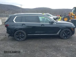2025 BMW X7 xDrive40i z VIN 5UX23EM01S9Y67220, wystawiony jako IAAI lot #41722504 z przebiegiem 7 522 mil mil oraz . Historia ofert i sprzedaży dostępna na DreamBid. Obrazek 13.