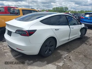 2021 Tesla Model 3 Standard Range Plus z VIN 5YJ3E1EA3MF060027, wystawiony jako IAAI lot #42319107 z przebiegiem 44 339 mil mil oraz . Historia ofert i sprzedaży dostępna na DreamBid. Obrazek 4.
