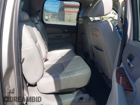 2007 Chevrolet Avalanche LTZ z VIN 3GNFK12357G123484, wystawiony jako IAAI lot #41881886 z przebiegiem 181 223 mil mil oraz . Historia ofert i sprzedaży dostępna na DreamBid. Obrazek 8.