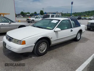 1995 Mercury Cougar z VIN 1MELM62W6SH623812, wystawiony jako IAAI lot #42306630 z przebiegiem 51 391 mil mil oraz . Historia ofert i sprzedaży dostępna na DreamBid. Obrazek 2.