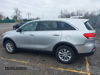 2018 Kia Sorento LX z VIN 5XYPG4A34JG378652, wystawiony jako IAAI lot #41802804 z przebiegiem 178 369 mil mil oraz . Historia ofert i sprzedaży dostępna na DreamBid. Obrazek 14.