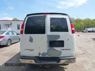2005 Chevrolet Express Passenger z VIN 1GAHG35U051181753, wystawiony jako IAAI lot #42074333 z przebiegiem 335 090 mil mil oraz . Historia ofert i sprzedaży dostępna na DreamBid. Obrazek 16.