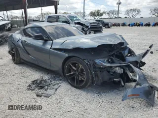 2021 Toyota Supra 3.0 z VIN WZ1DB0C06MW041275, wystawiony jako Copart lot #46954384 z przebiegiem Nie podano mil oraz . Historia ofert i sprzedaży dostępna na DreamBid. Obrazek 4.