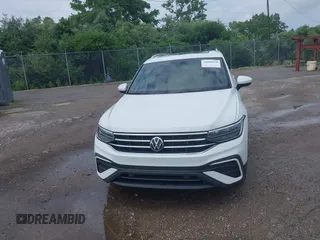 2022 Volkswagen Tiguan SE z VIN 3VV2B7AX0NM079702, wystawiony jako IAAI lot #42600950 z przebiegiem 91 826 mil mil oraz . Historia ofert i sprzedaży dostępna na DreamBid. Obrazek 12.