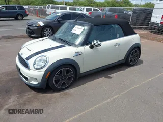 2011 MINI Convertible S z VIN WMWZP3C54BTX84385, wystawiony jako IAAI lot #42388603 z przebiegiem 103 336 mil mil oraz . Historia ofert i sprzedaży dostępna na DreamBid. Obrazek 2.