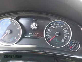 2017 Volkswagen Touareg Wolfsburg Edition z VIN WVGRF7BP8HD005505, wystawiony jako IAAI lot #42120317 z przebiegiem 143 724 mil mil oraz . Historia ofert i sprzedaży dostępna na DreamBid. Obrazek 7.