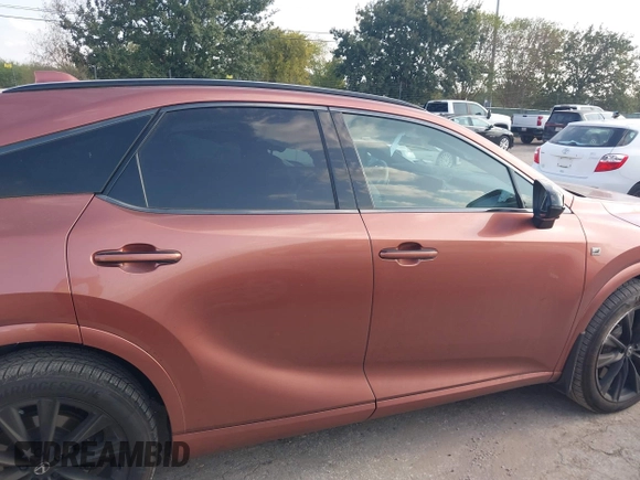 2024 Lexus RX 500h F Sport Performance z VIN 2T2BCMEA8RC014297, wystawiony jako IAAI lot #40790867 z przebiegiem 8 417 mil mil oraz . Historia ofert i sprzedaży dostępna na DreamBid. Obrazek 14.
