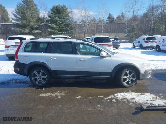 2015 Volvo XC70 T6 with VIN YV4902NK3F1206992, listed as a IAAI auction lot 41433258 with 137,794 mi miles. Bid and sale history available at carsss.com. Image 13.