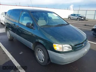 2000 Toyota Sienna CE with VIN 4T3ZF19C6YU220808, listed as a IAAI auction lot 41250496 with 222,812 mi miles. Bid and sale history available at carsss.com. Image 1.