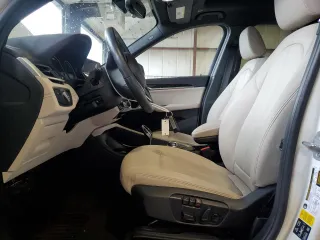 2020 BMW X1 xDrive28i z VIN WBXJG9C09L5P27695, wystawiony jako Copart lot #57039795 z przebiegiem 53 242 mil mil oraz Szkoda całkowita • Salvage title. Historia ofert i sprzedaży dostępna na DreamBid. Obrazek 7.