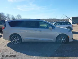 2017 Chrysler Pacifica Touring-L with VIN 2C4RC1BG2HR667880, listed as a IAAI auction lot 41541135 with 1 mi miles. Bid and sale history available at carsss.com. Image 12.