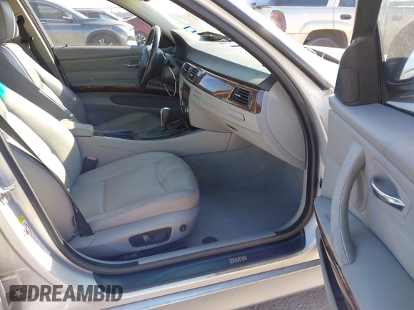 2007 BMW 3 Series 328i z VIN WBAVA33517KX73521, wystawiony jako IAAI lot #41389508 z przebiegiem 76 267 mil mil oraz . Historia ofert i sprzedaży dostępna na DreamBid. Obrazek 5.