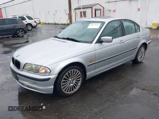 2001 BMW 3 Series 330i with VIN WBAAV53441FJ64705, listed as a IAAI auction lot 41632831 with 211,862 mi miles. Bid and sale history available at carsss.com. Image 2.