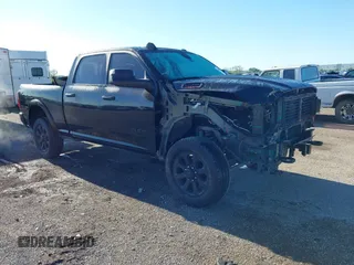 2022 Ram 2500 Laramie z VIN 3C6UR5FJ3NG131647, wystawiony jako IAAI lot #42068773 z przebiegiem 45 781 mil mil oraz . Historia ofert i sprzedaży dostępna na DreamBid. Obrazek 1.
