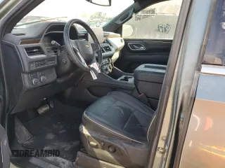 2023 Chevrolet Suburban Premier z VIN 1GNSKFKD8PR305863, wystawiony jako Copart lot #48257045 z przebiegiem 13 765 mil mil oraz Czysty tytuł • Clean title. Historia ofert i sprzedaży dostępna na DreamBid. Obrazek 7.