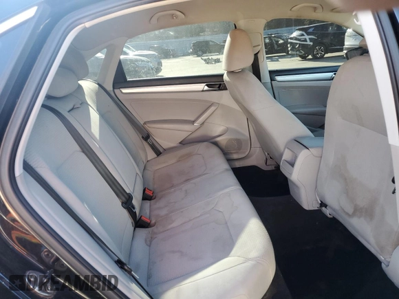 2017 Volkswagen Passat S z VIN 1VWAT7A35HC005604, wystawiony jako Copart lot #49499095 z przebiegiem 124 618 mil mil oraz Szkoda całkowita • Salvage title. Historia ofert i sprzedaży dostępna na DreamBid. Obrazek 10.