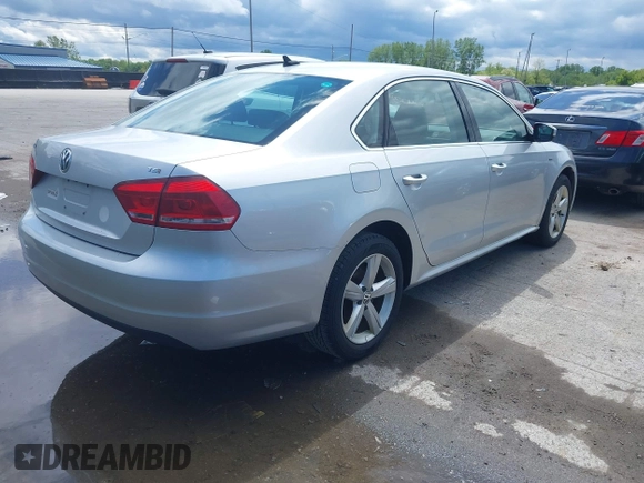 2015 Volkswagen Passat Wolfsburg Edition z VIN 1VWAT7A39FC096437, wystawiony jako IAAI lot #42343129 z przebiegiem 142 474 mil mil oraz . Historia ofert i sprzedaży dostępna na DreamBid. Obrazek 4.