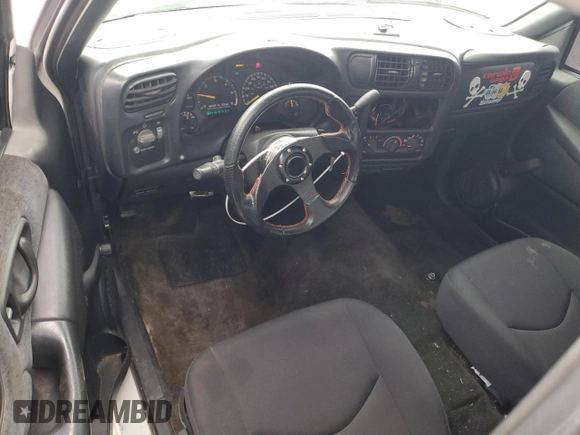 2000 GMC Sonoma SLS z VIN 1GTCS19W8Y8176036, wystawiony jako Copart lot #78777564 z przebiegiem 159 084 mil mil oraz Szkody całkowita. Historia ofert i sprzedaży dostępna na DreamBid. Obrazek 8.