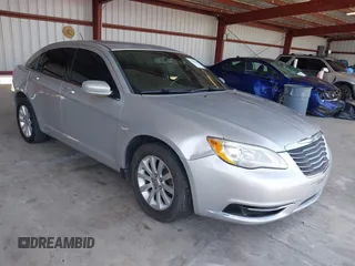 2012 Chrysler 200 Touring z VIN 1C3CCBBB3CN101382, wystawiony jako IAAI lot #42415534 z przebiegiem 159 558 mil mil oraz . Historia ofert i sprzedaży dostępna na DreamBid. Obrazek 1.