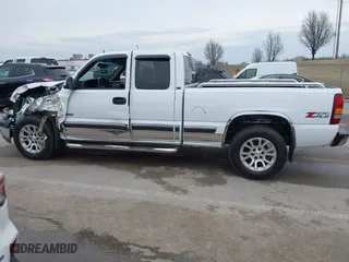 2001 Chevrolet Silverado 1500 LS with VIN 2GCEK19T811301866, listed as a IAAI auction lot 41695144 with 90,481 mi miles. Bid and sale history available at carsss.com. Image 15.