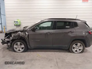 2022 Jeep Compass Latitude z VIN 3C4NJCBB1NT228814, wystawiony jako IAAI lot #41420501 z przebiegiem 36 993 mil mil oraz . Historia ofert i sprzedaży dostępna na DreamBid. Obrazek 14.
