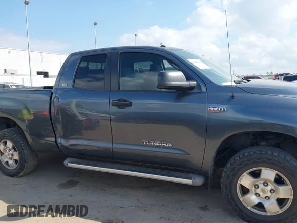 2010 Toyota Tundra z VIN 5TFUW5F13AX138105, wystawiony jako IAAI lot #41499018 z przebiegiem 295 414 mil mil oraz . Historia ofert i sprzedaży dostępna na DreamBid. Obrazek 14.