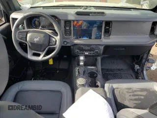 2024 Ford Bronco Big Bend z VIN 1FMDE7BH9RLA85832, wystawiony jako Copart lot #86171994 z przebiegiem 1 196 mil mil oraz Szkoda całkowita • Salvage title. Historia ofert i sprzedaży dostępna na DreamBid. Obrazek 8.