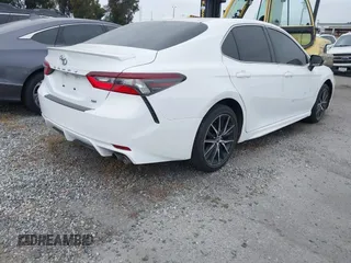 2022 Toyota Camry SE z VIN 4T1G11AK4NU675377, wystawiony jako IAAI lot #42057960 z przebiegiem 46 936 mil mil oraz . Historia ofert i sprzedaży dostępna na DreamBid. Obrazek 4.